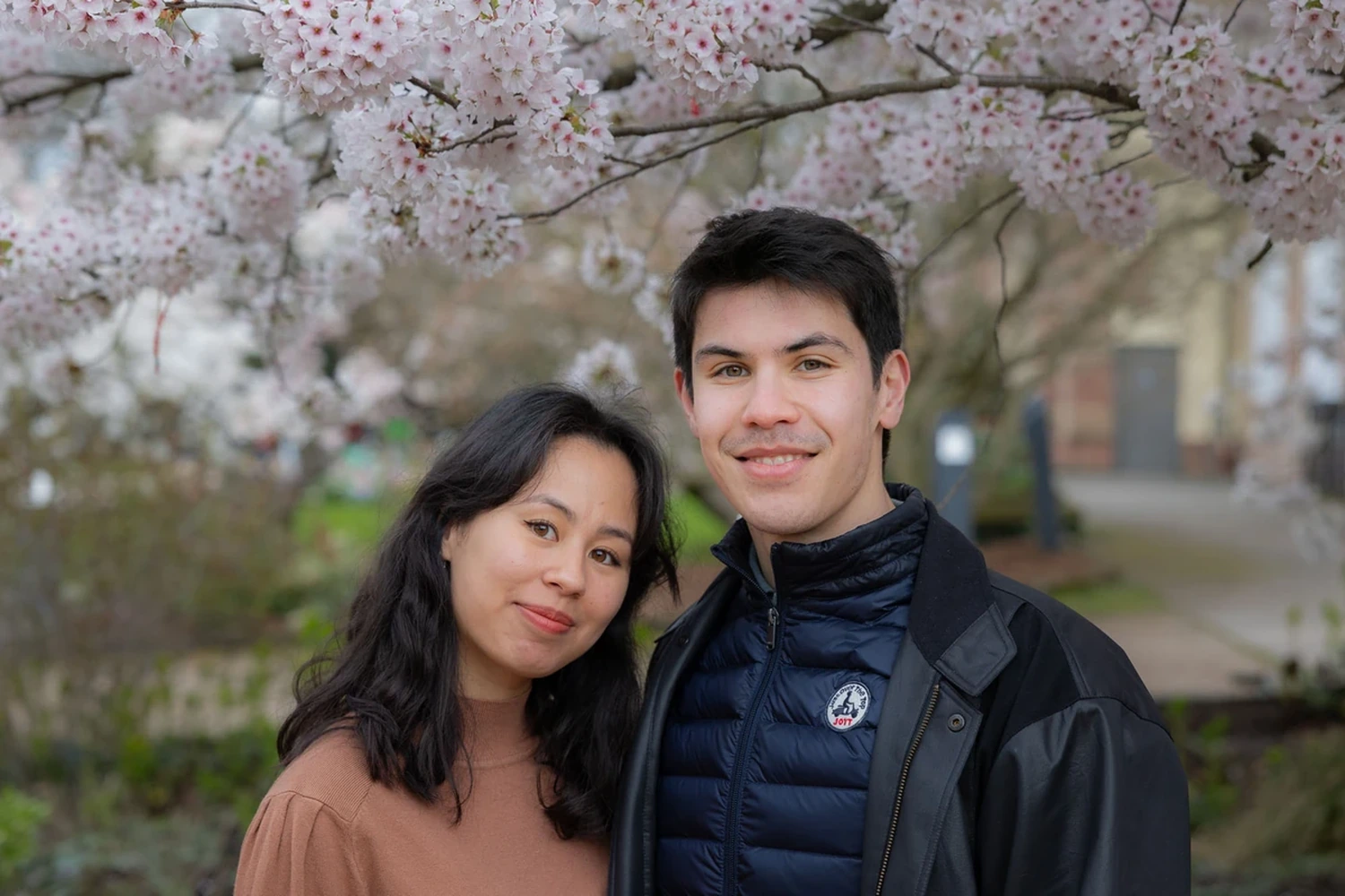 Image 2 d'un shooting portrait d'un couple au parc de l'Orangerie à Strasbourg par le photographe Nathan Maurer.