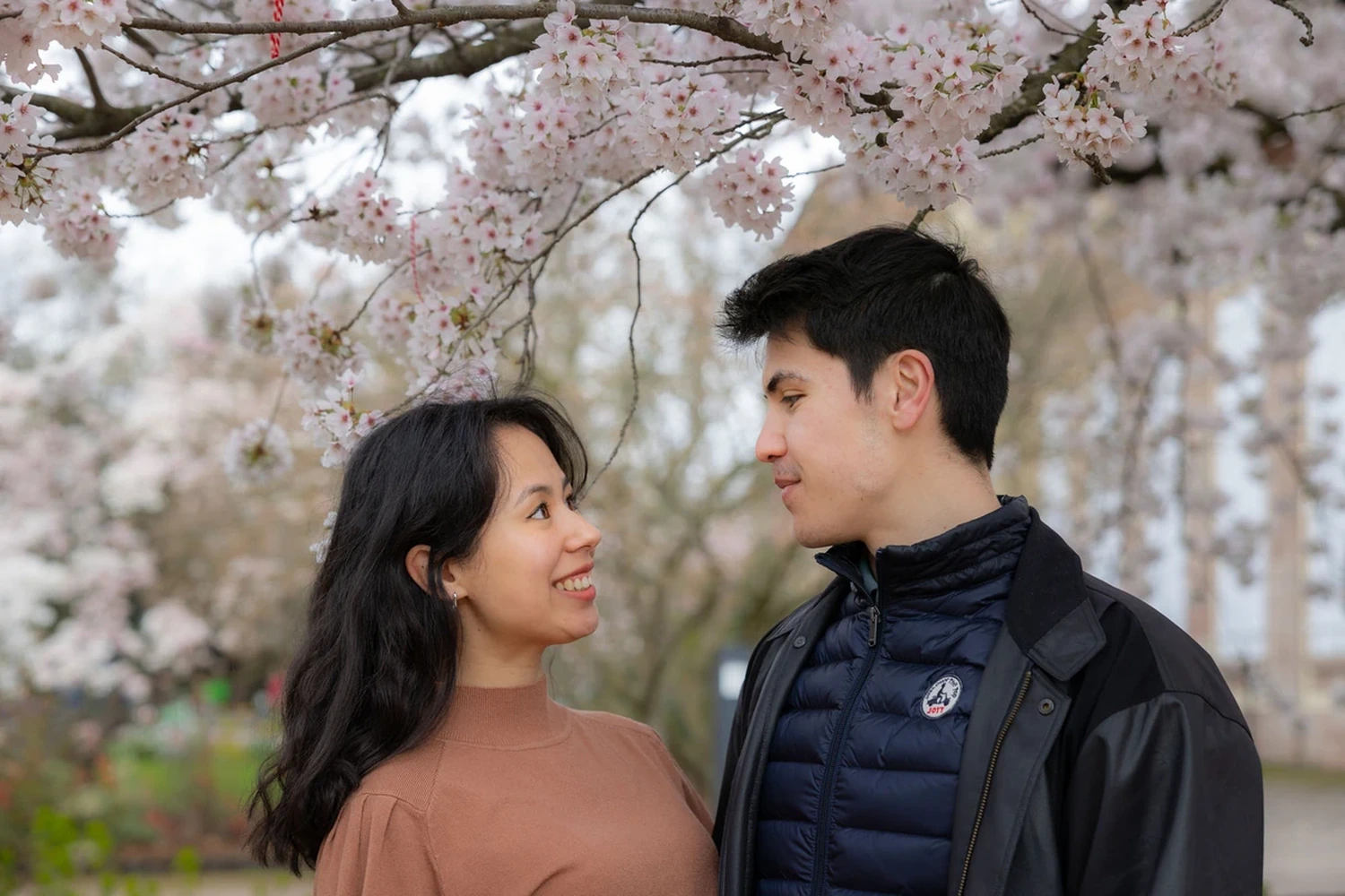 Image 3 d'un shooting portrait d'un couple au parc de l'Orangerie à Strasbourg par le photographe Nathan Maurer.