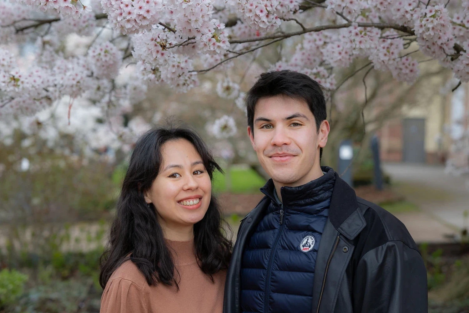 Image 4 d'un shooting portrait d'un couple au parc de l'Orangerie à Strasbourg par le photographe Nathan Maurer.