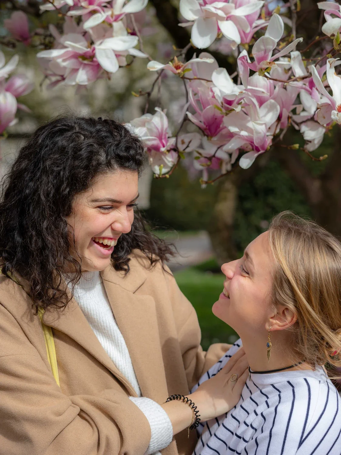 Image 4 d'un shooting de deux amies à République à Strasbourg du photographe Nathan Maurer.
