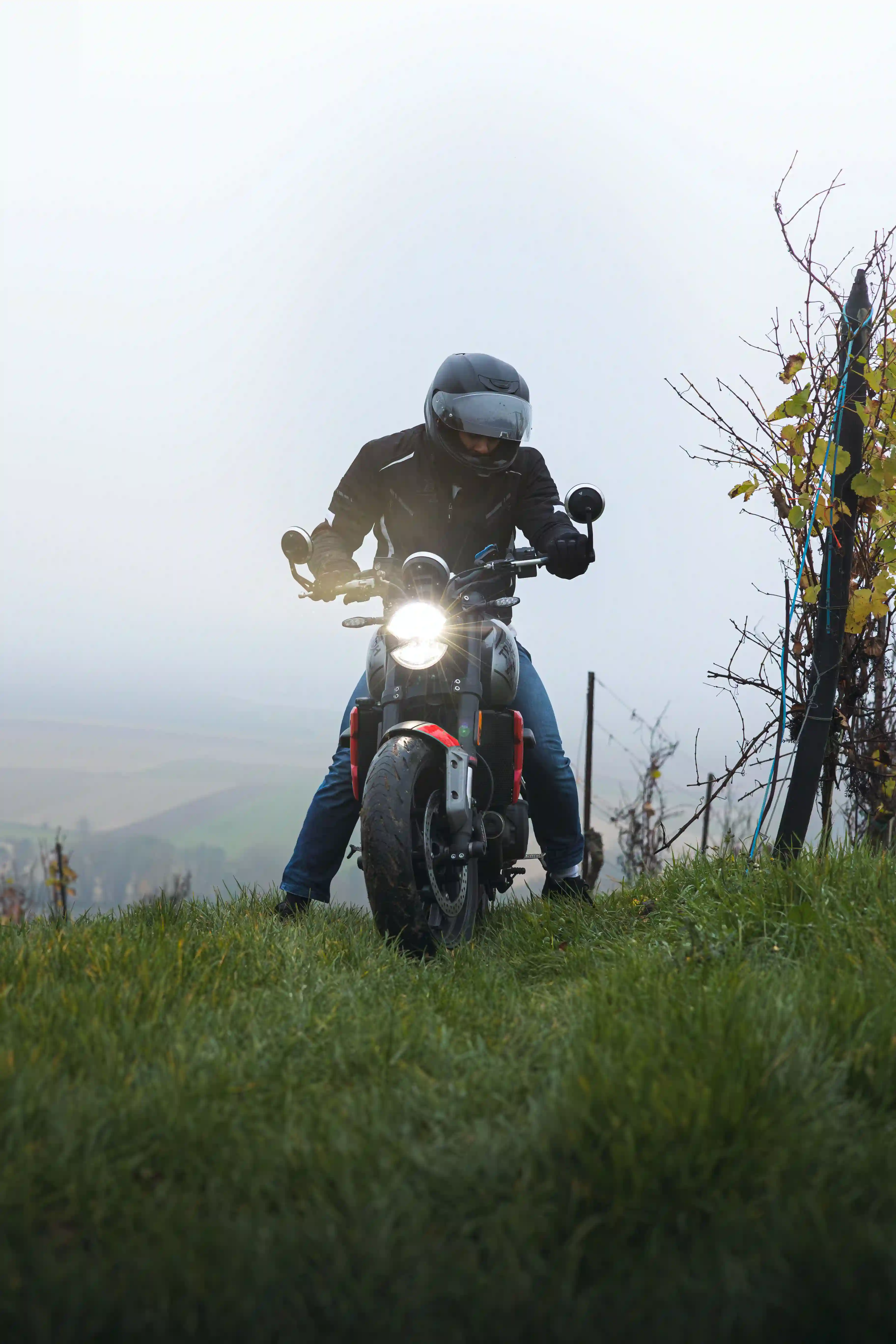 Image 4 d'un shooting moto avec Cyriac du photographe Nathan Maurer.